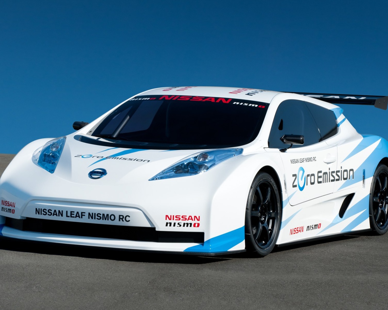 Белый гоночный автомобиль Ниссан