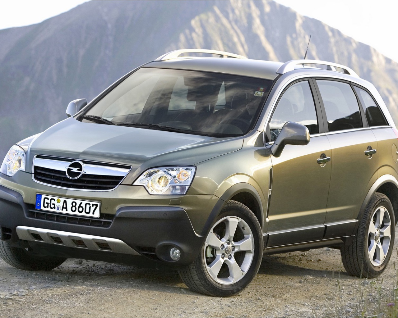 Красивый автомобиль Opel Antara