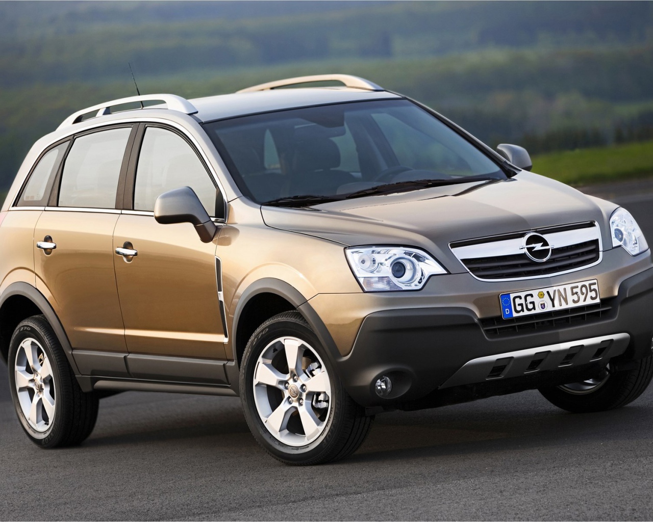 Красивый автомобиль Opel Antara в Москве