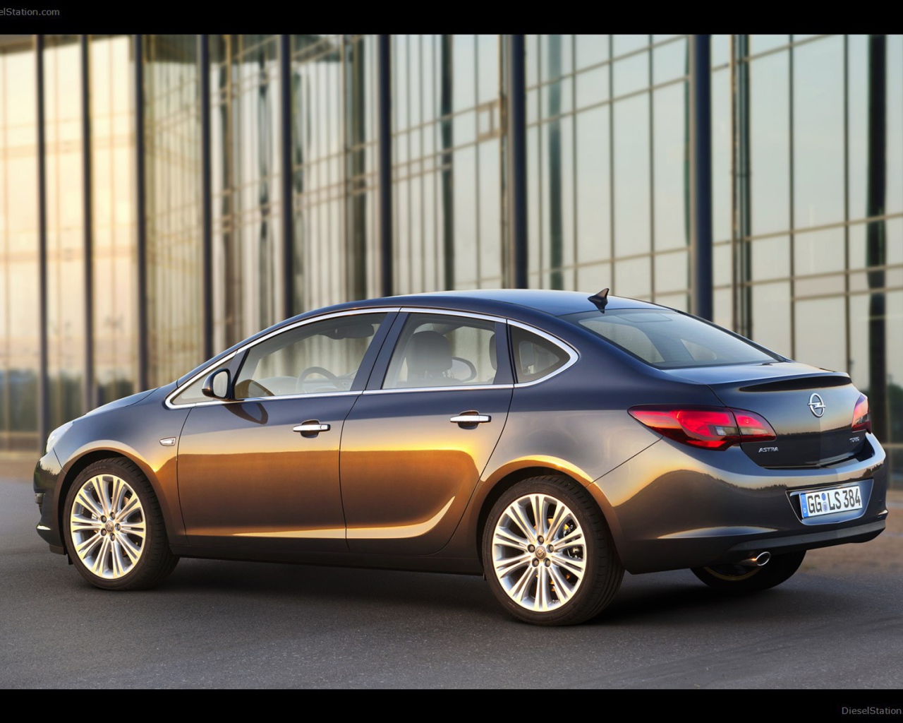 Красивый автомобиль Opel Astra