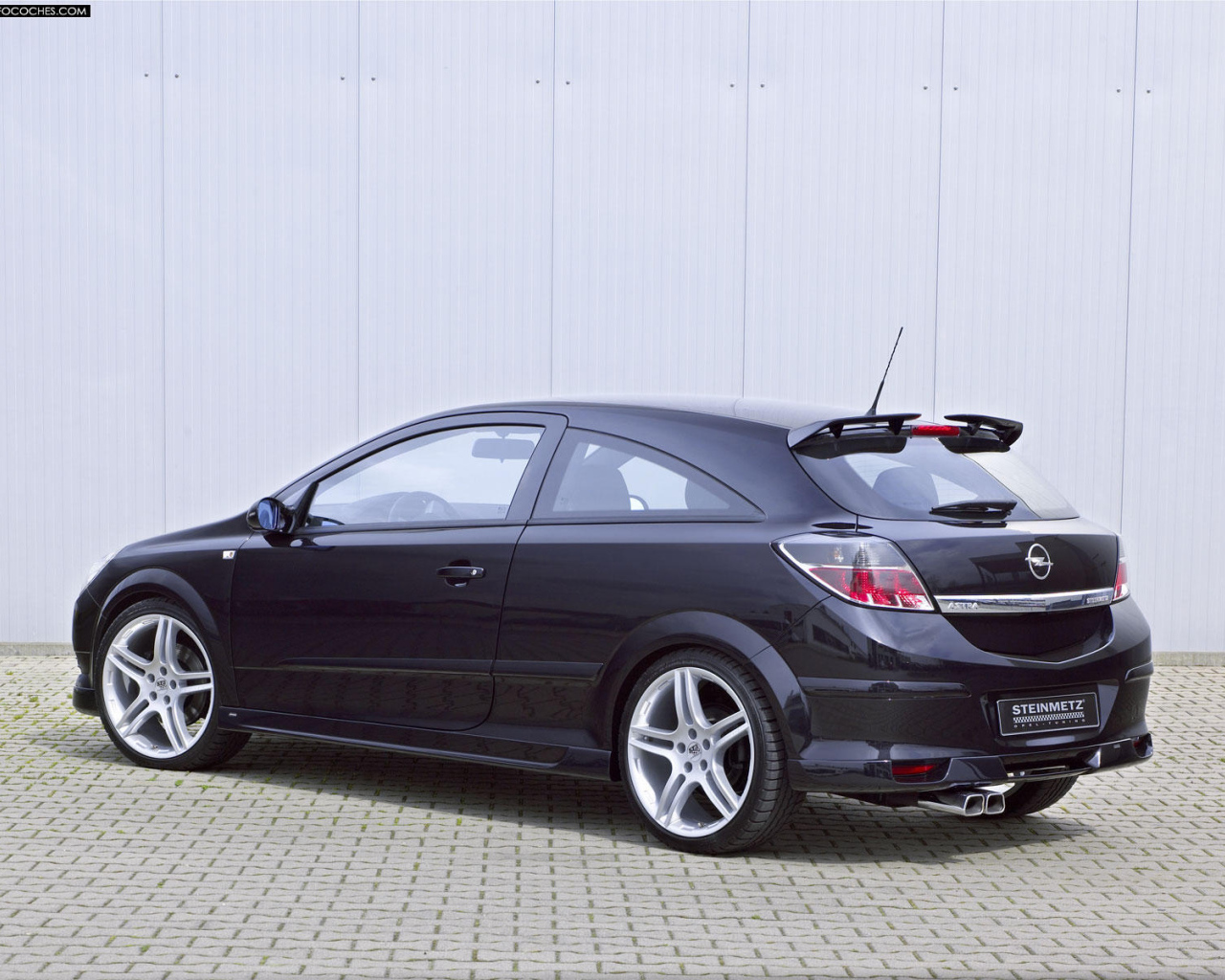 Красивый автомобиль Opel Astra GTC
