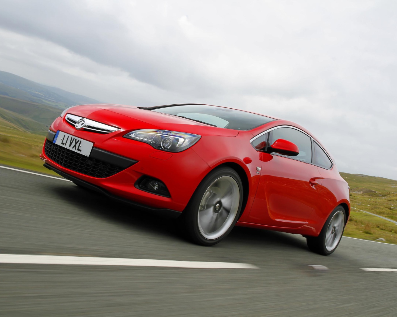 Красивый автомобиль Opel Astra GTC 2014