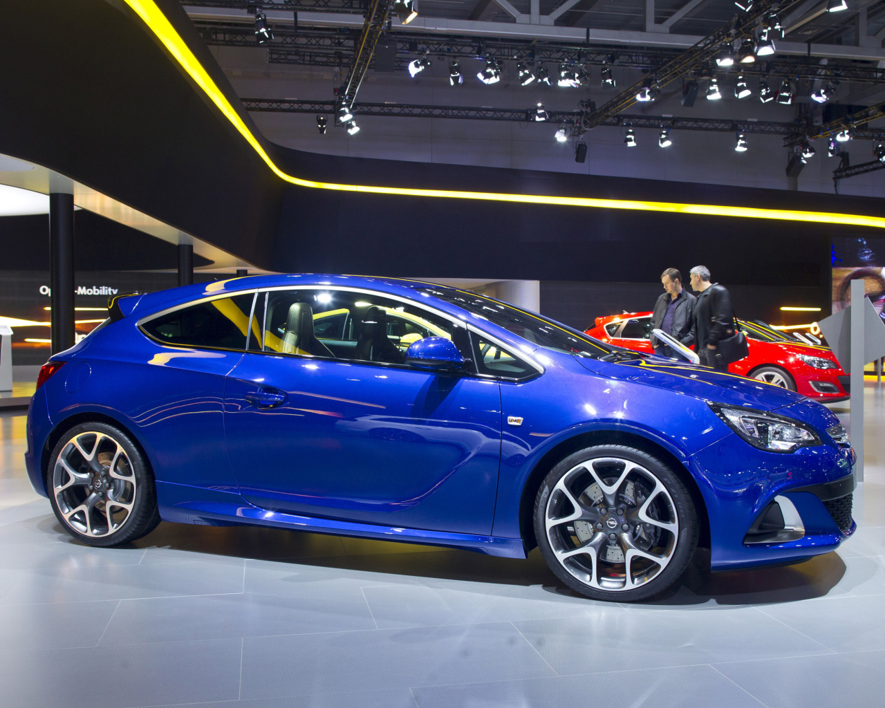 Красивый автомобиль Opel Astra GTC 2014 в Москве