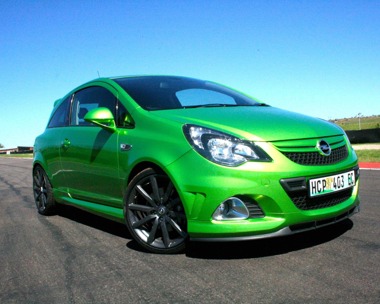 Красивый автомобиль Opel Corsa
