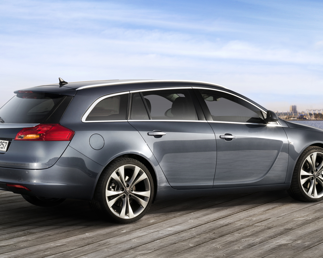 Красивый автомобиль Opel Insignia
