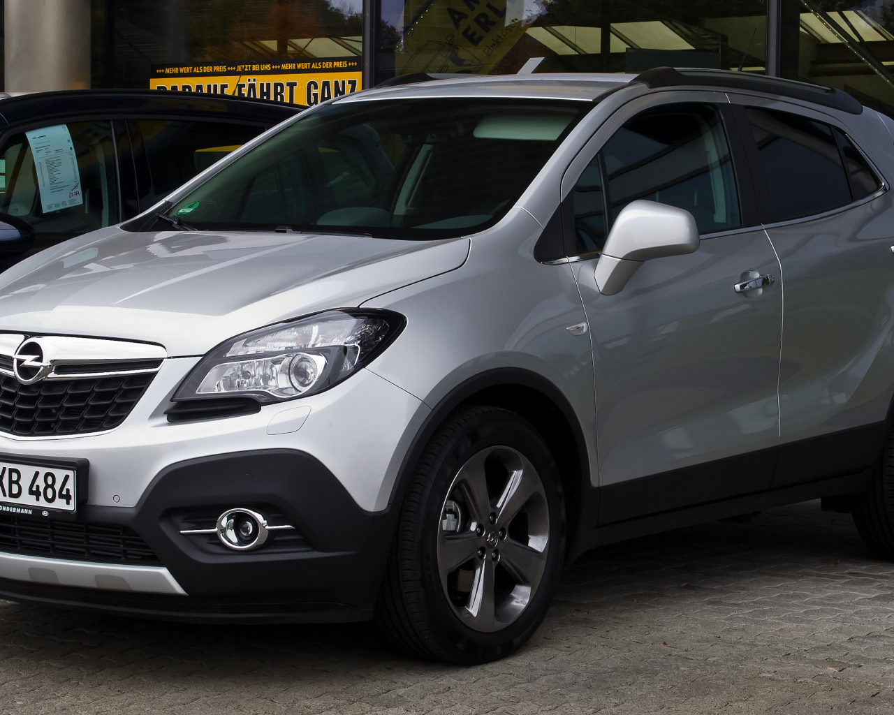 Красивый автомобиль Opel Mokka в Москве