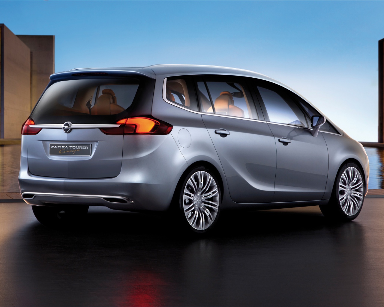 Красивый автомобиль Opel Zafira