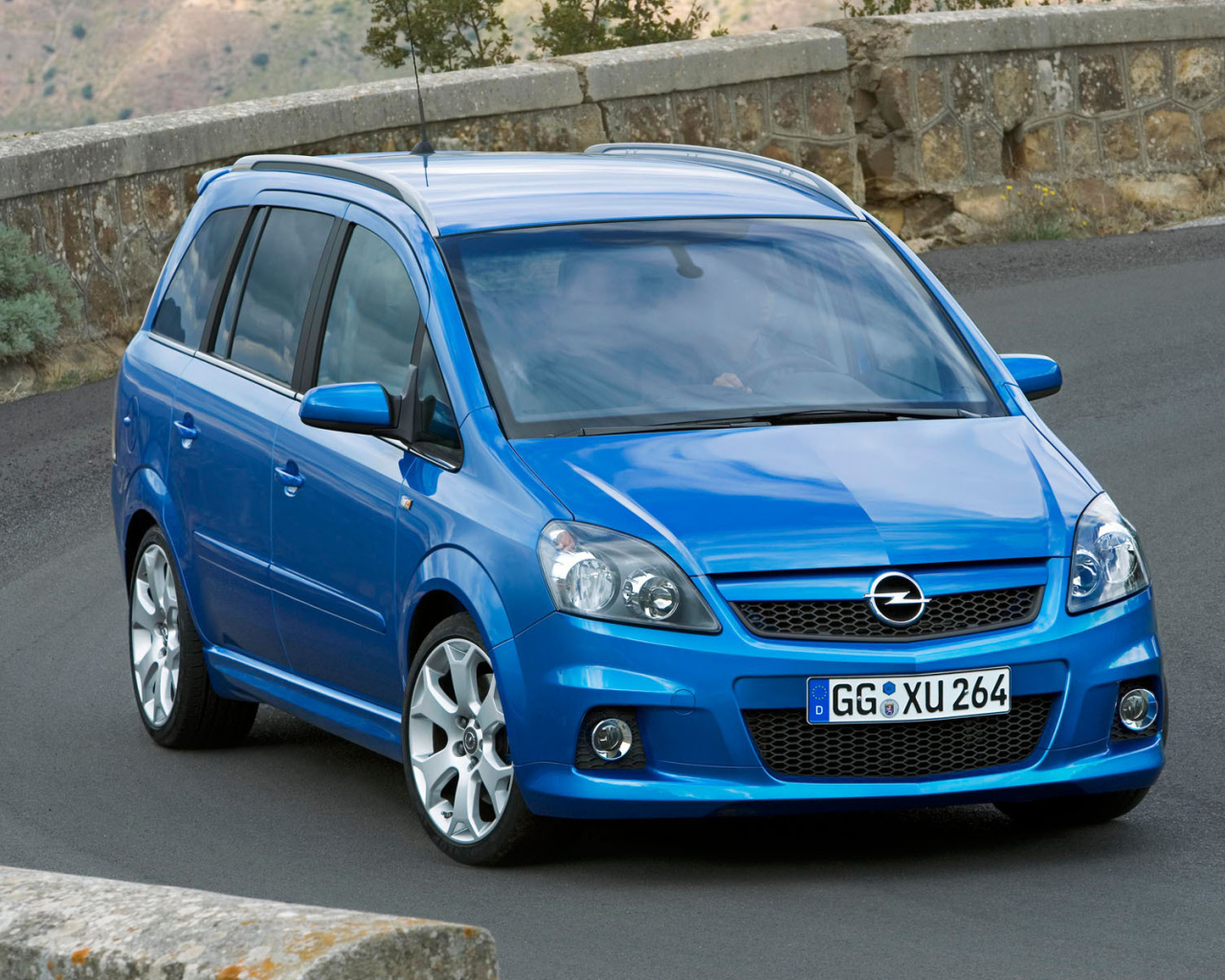 Красивый автомобиль Opel Zafira в Москве