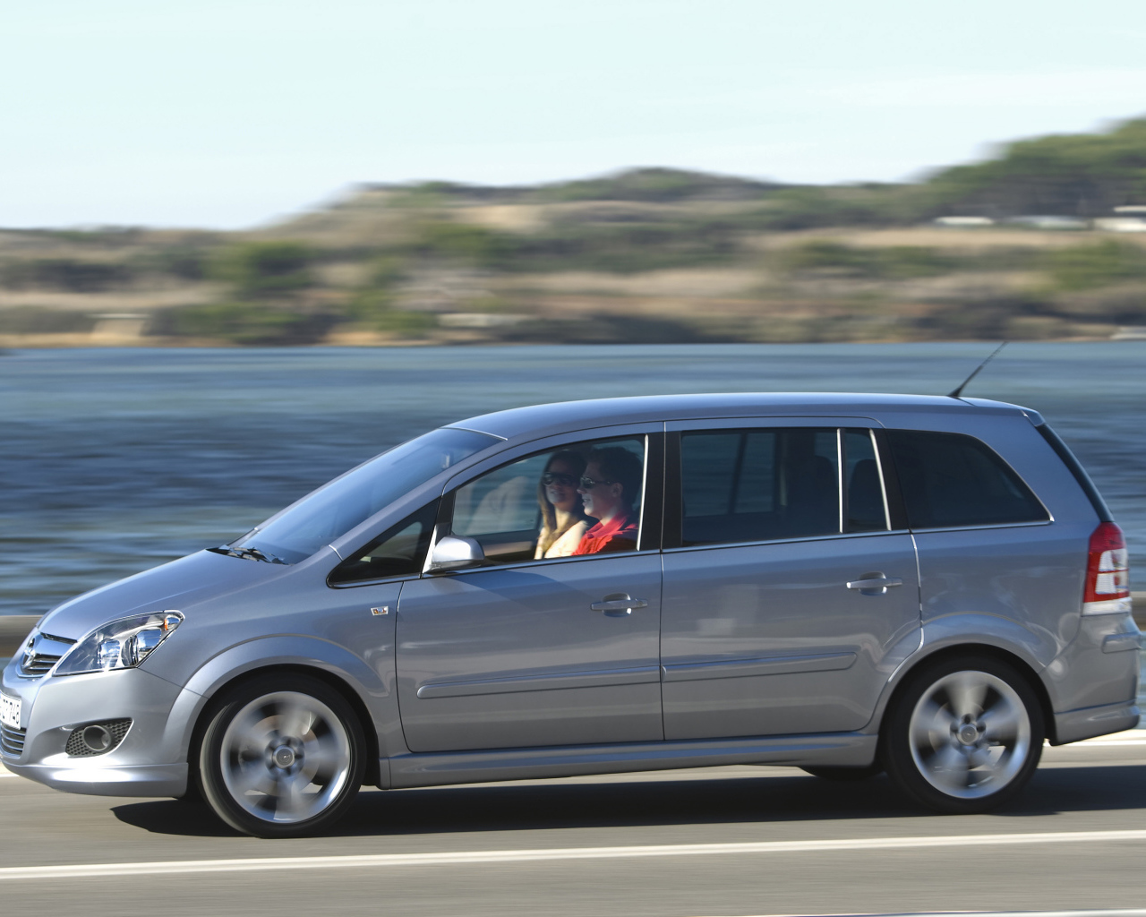 Автомобиль марки Opel  модели Zafira