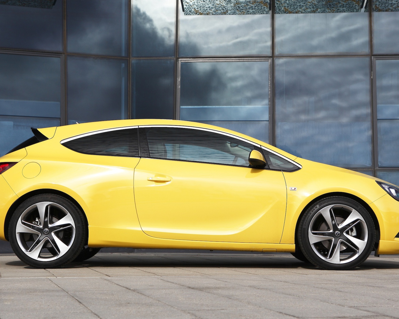 Автомобиль марки Opel модели Astra GTC 2014