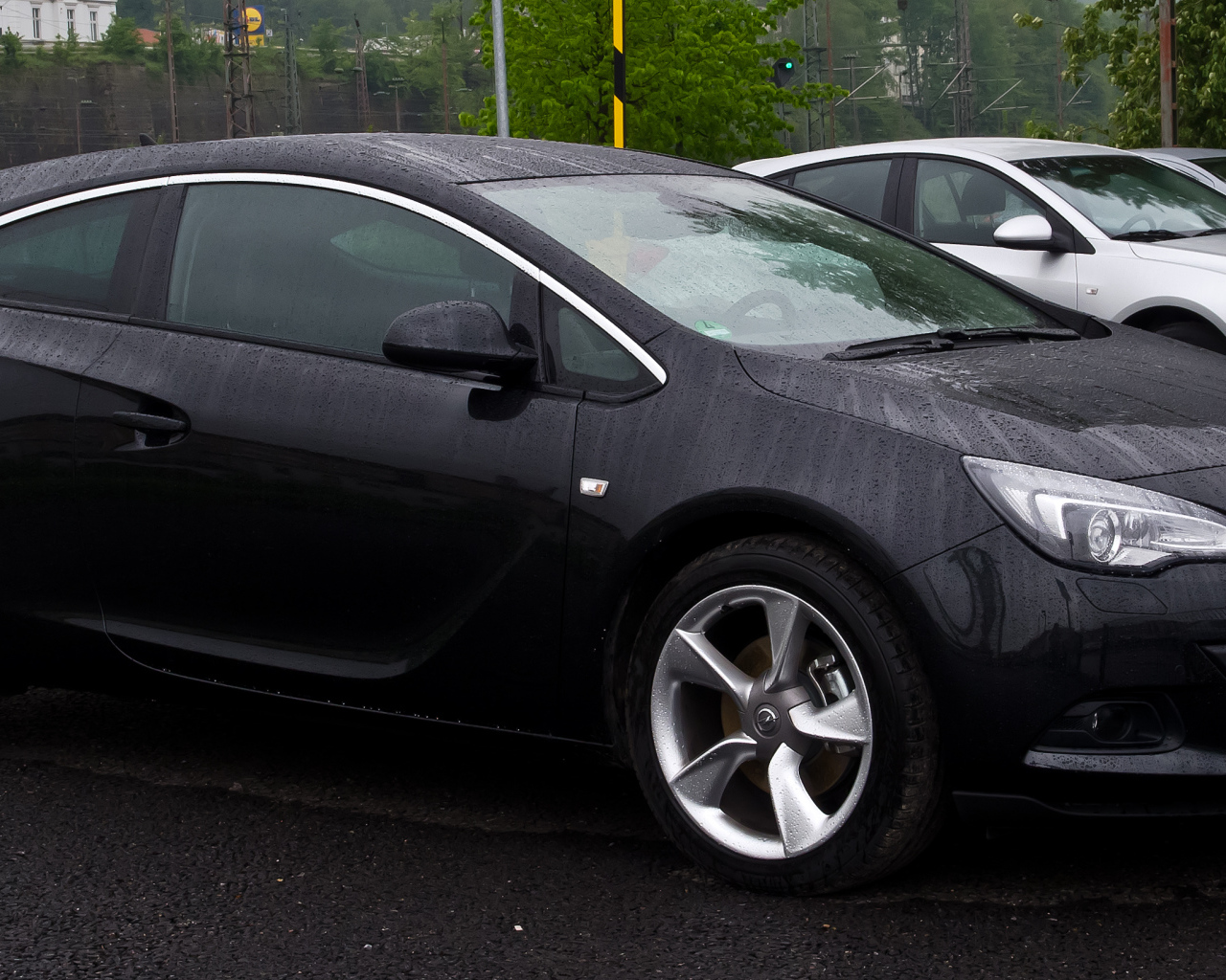 Автомобиль Opel Astra GTC на дороге