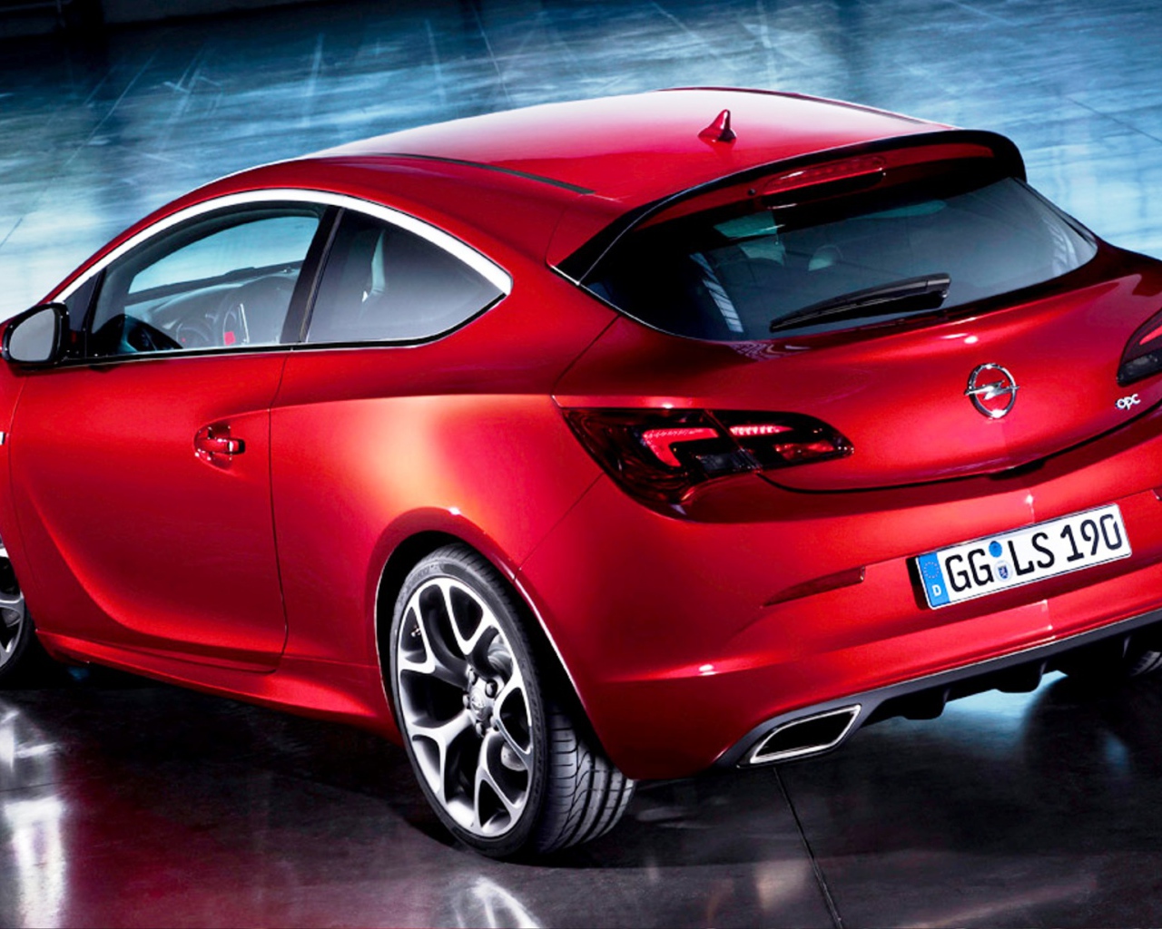 Автомобиль Opel Astra GTC 2014 на дороге
