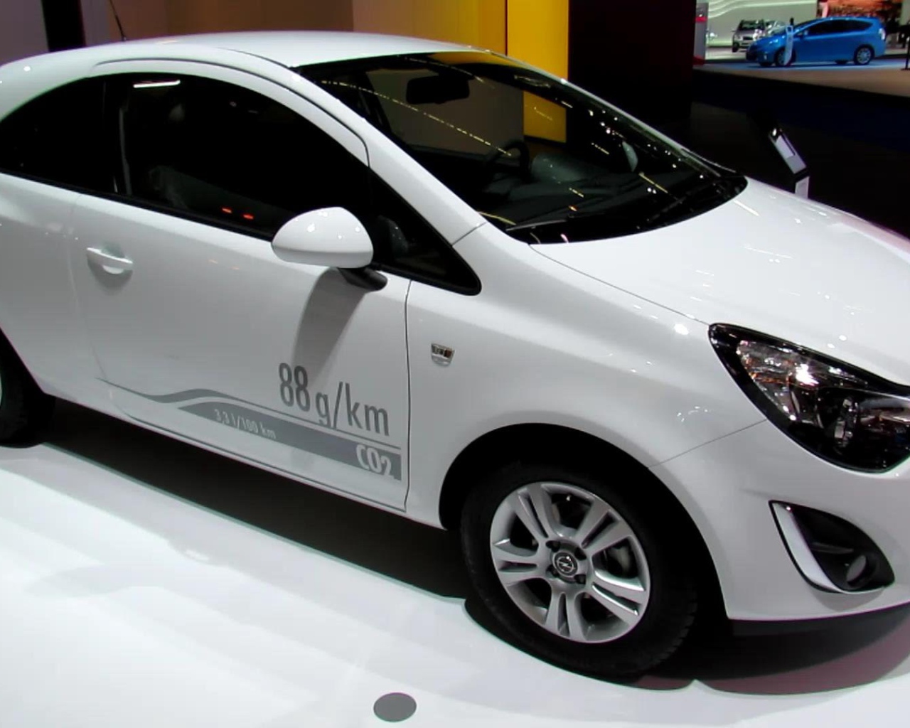 Автомобиль Opel Corsa на дороге