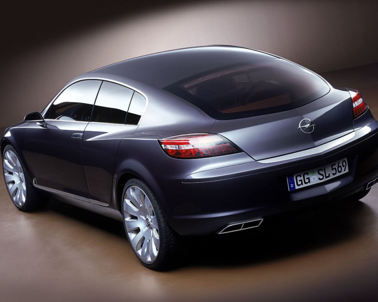 Автомобиль Opel Insignia на дороге