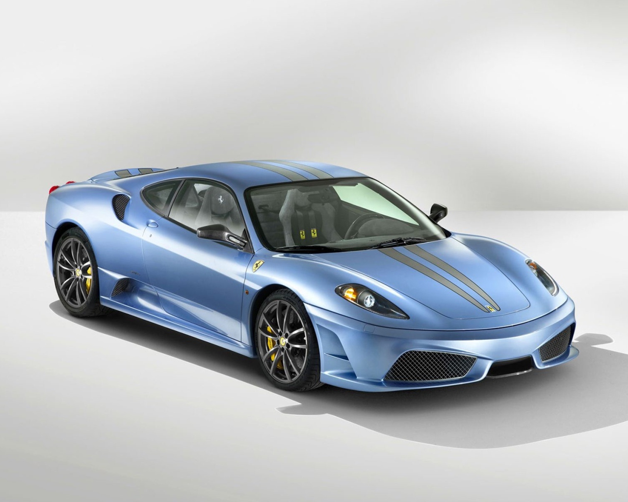 Голубой спортивный автомобиль