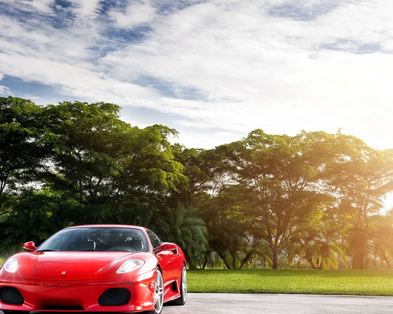 Красный спортивный автомобиль