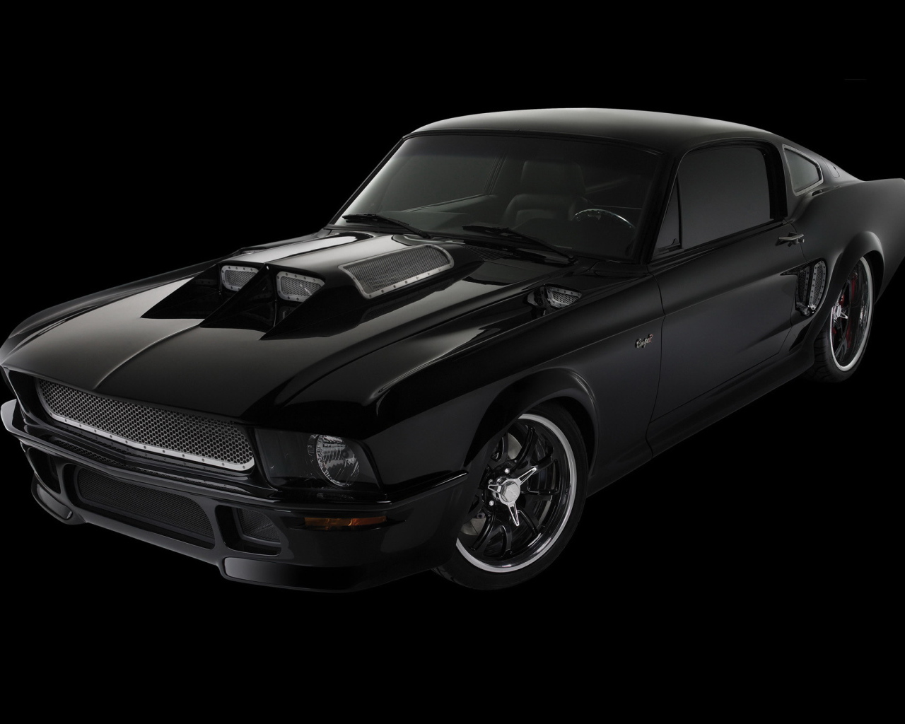 Спортивный автомобиль на черном фоне