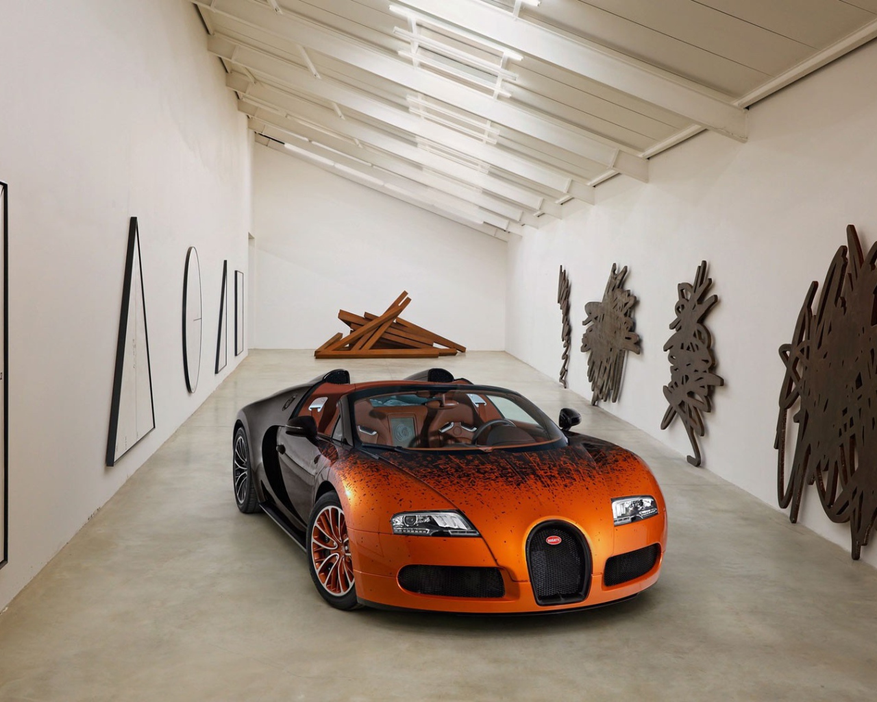 Автомобиль в галерее