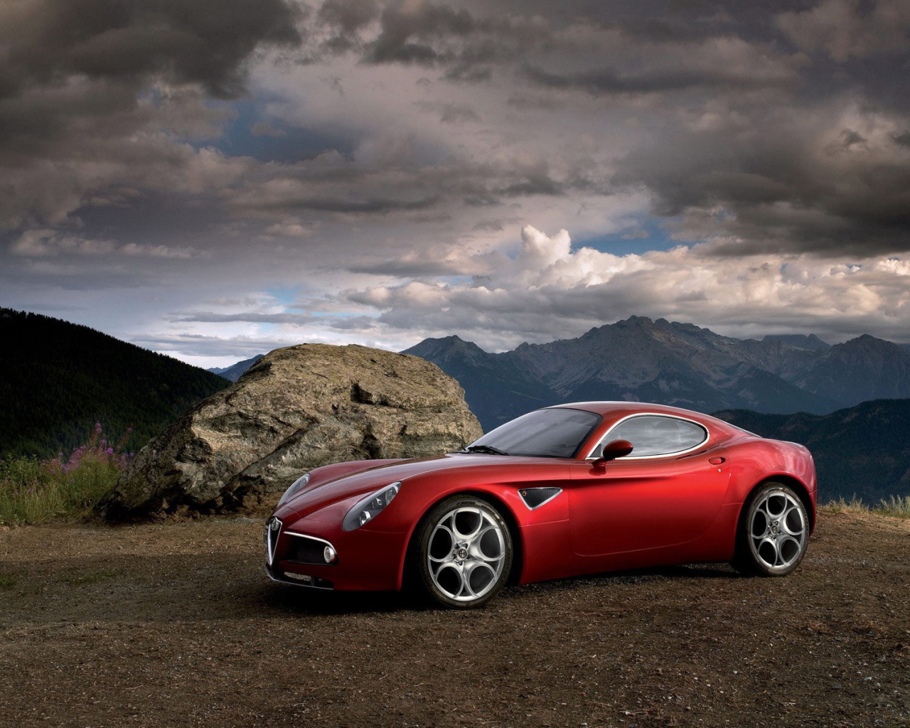 Красный автомобиль в горах