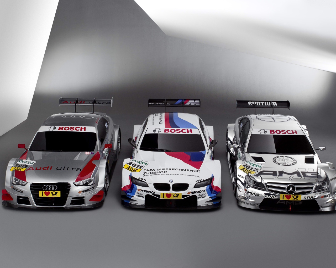 Три гоночных автомобиля