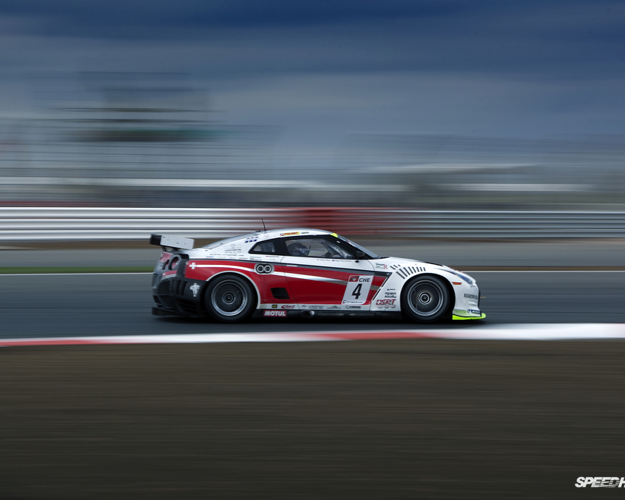 Гоночный автомобиль на скорости