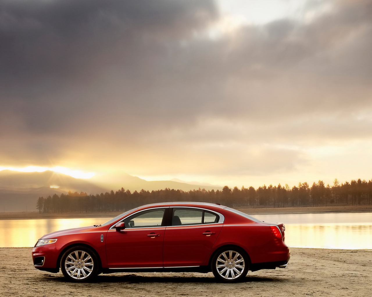 Красный автомобиль на берегу реки