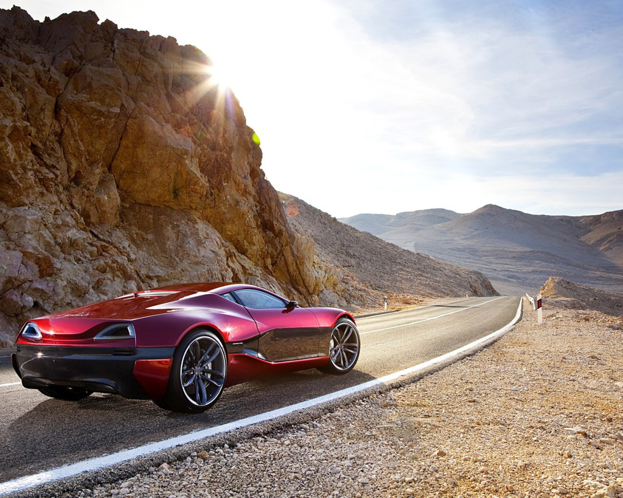 Спортивный автомобиль в свете солнца