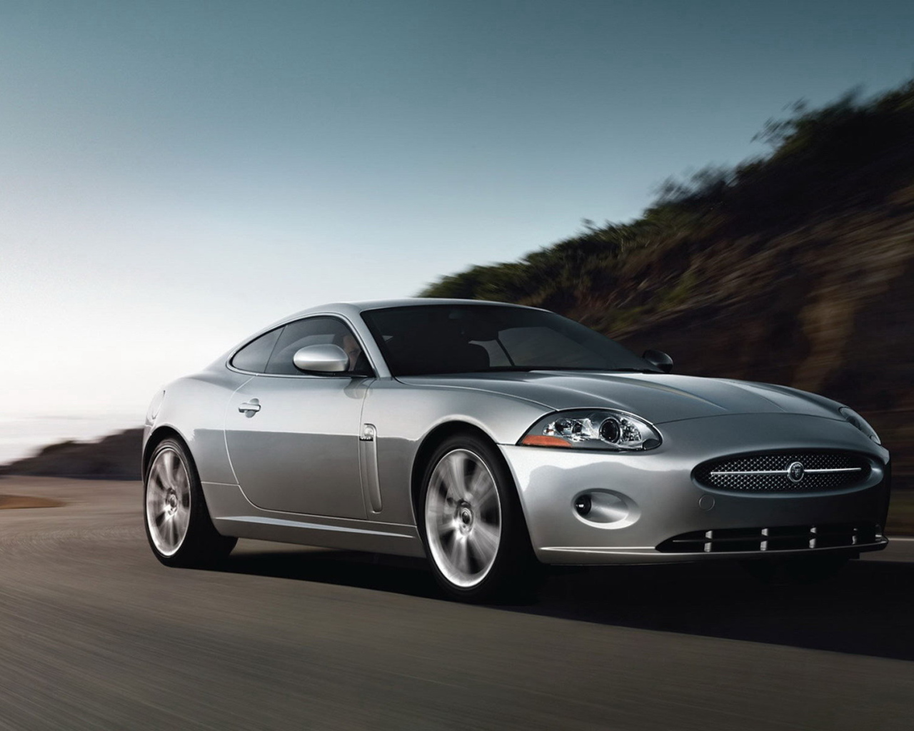 Серебристый автомобиль на дороге