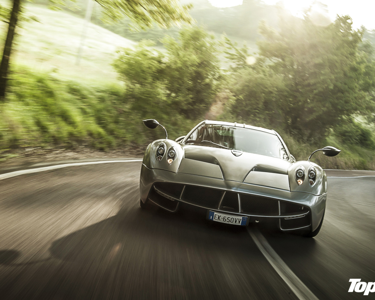 Красивый автомобиль Pagani Huayra в Москве