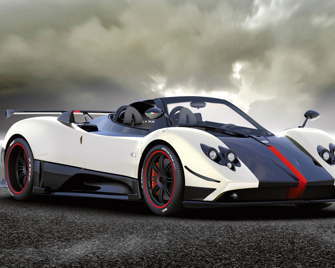 Красивый автомобиль Pagani Zonda в Москве
