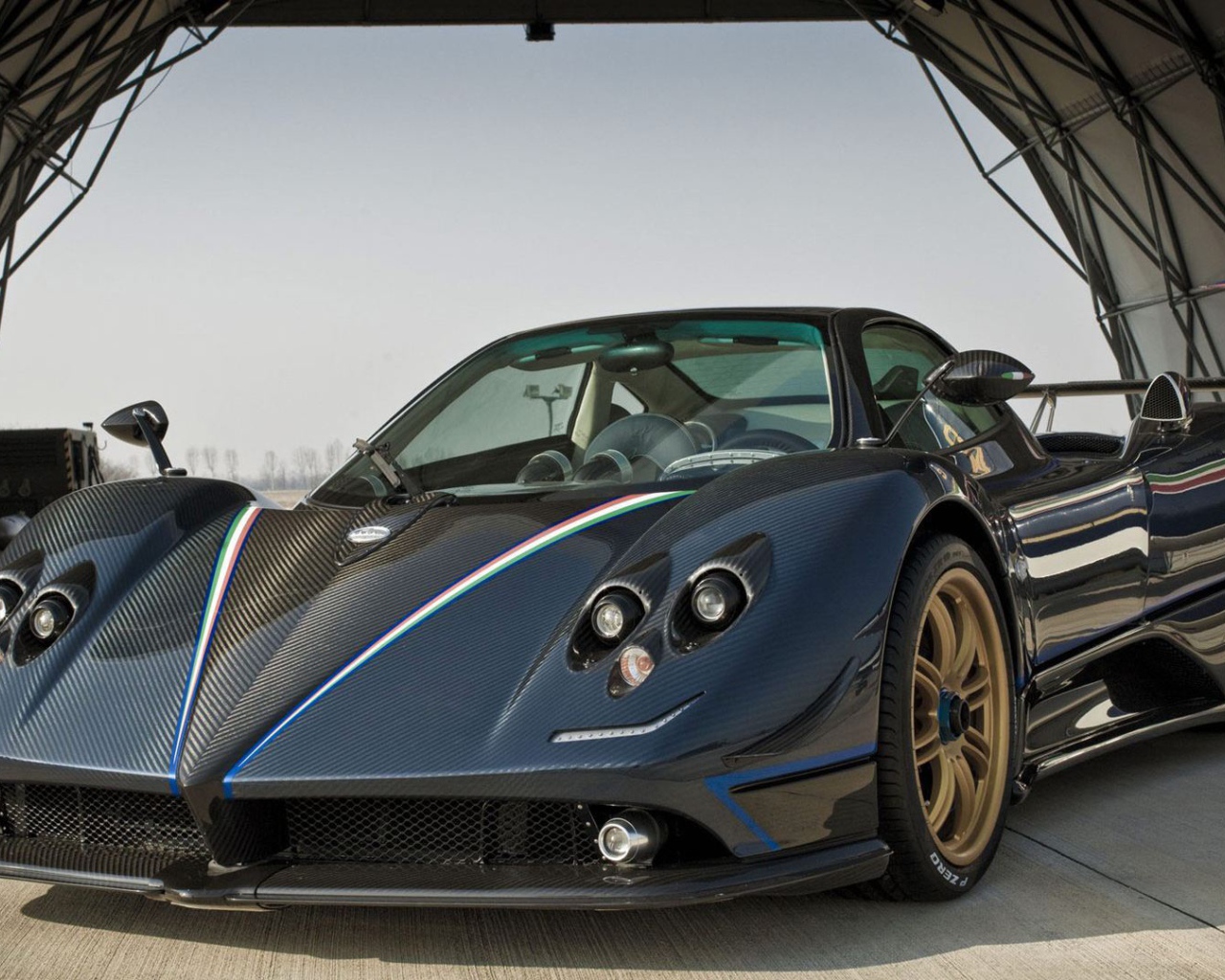 Красивый автомобиль Pagani Zonda