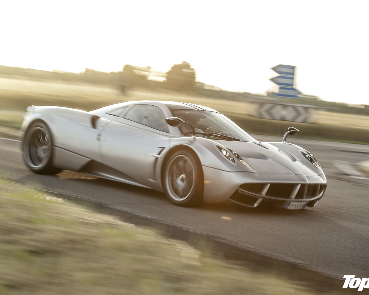 Автомобиль Pagani Huayra на дороге