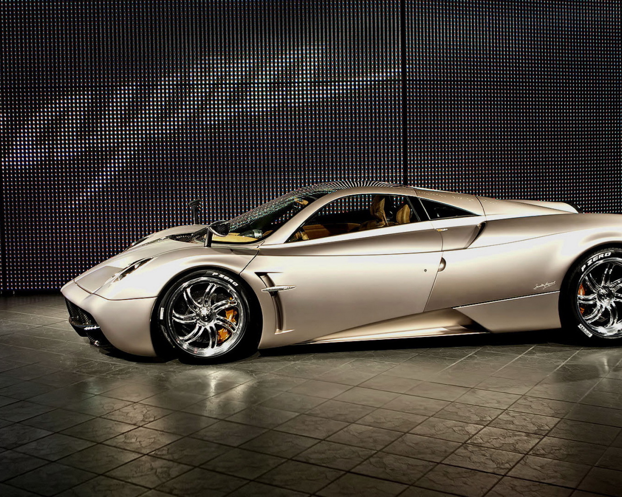 Автомобиль марки Pagani модели Huayra