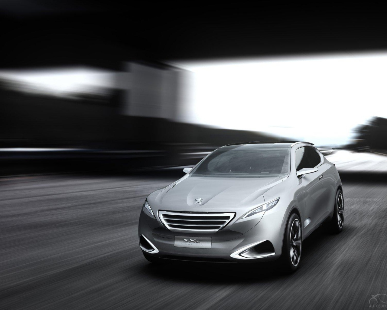 Автомобиль Peugeot 6008 2014 на дороге