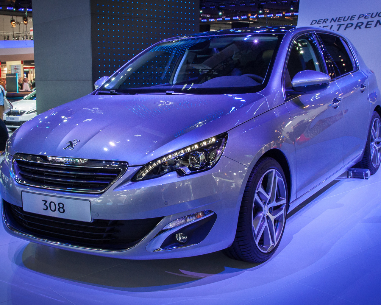 Peugeot 308 в автосалоне