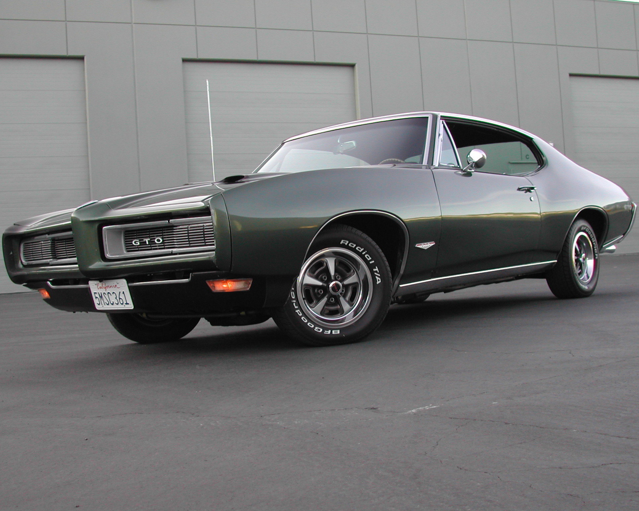 Автомобиль Pontiac GTO 1969 на дороге