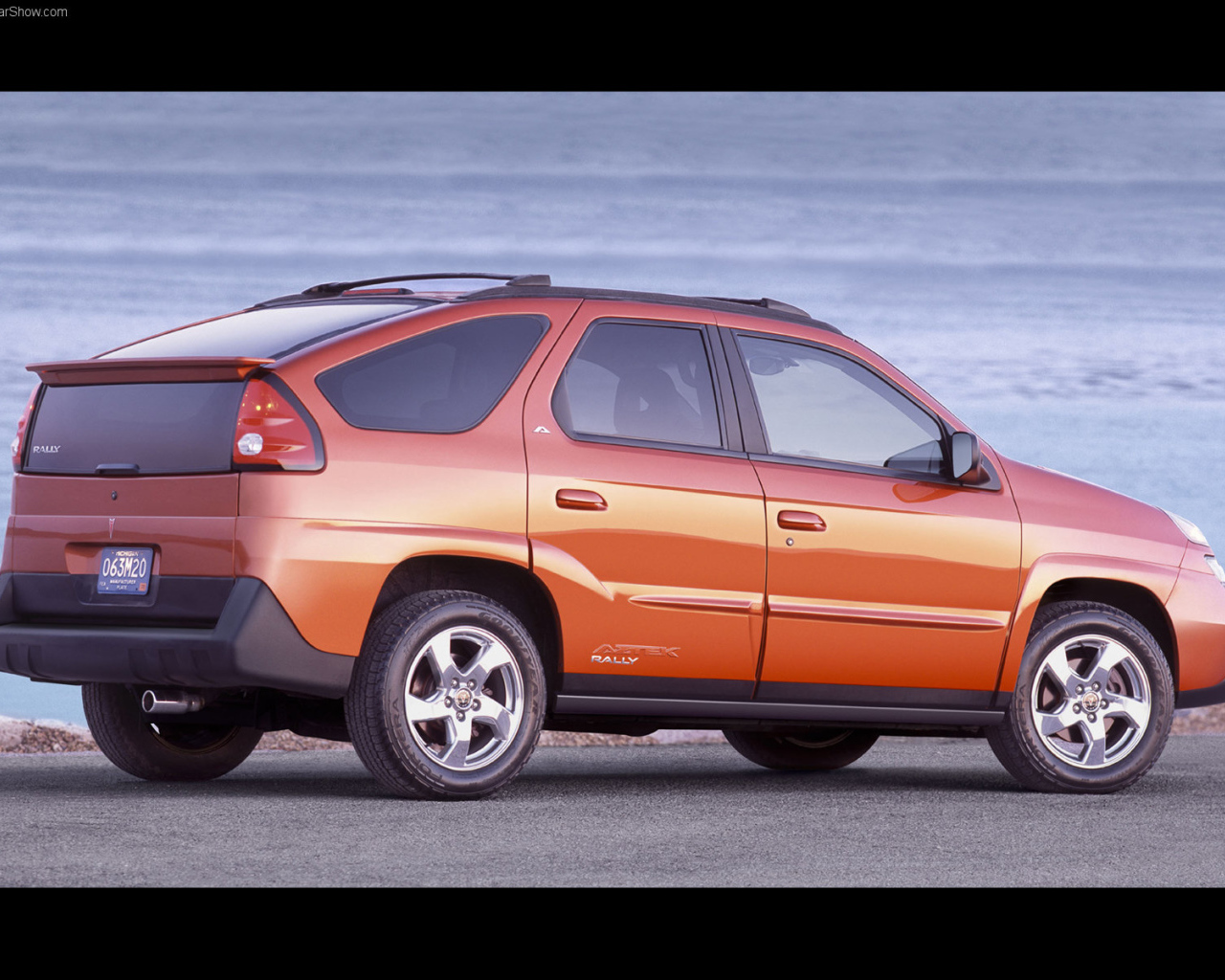 Красивый автомобиль Pontiac Aztec в Москве