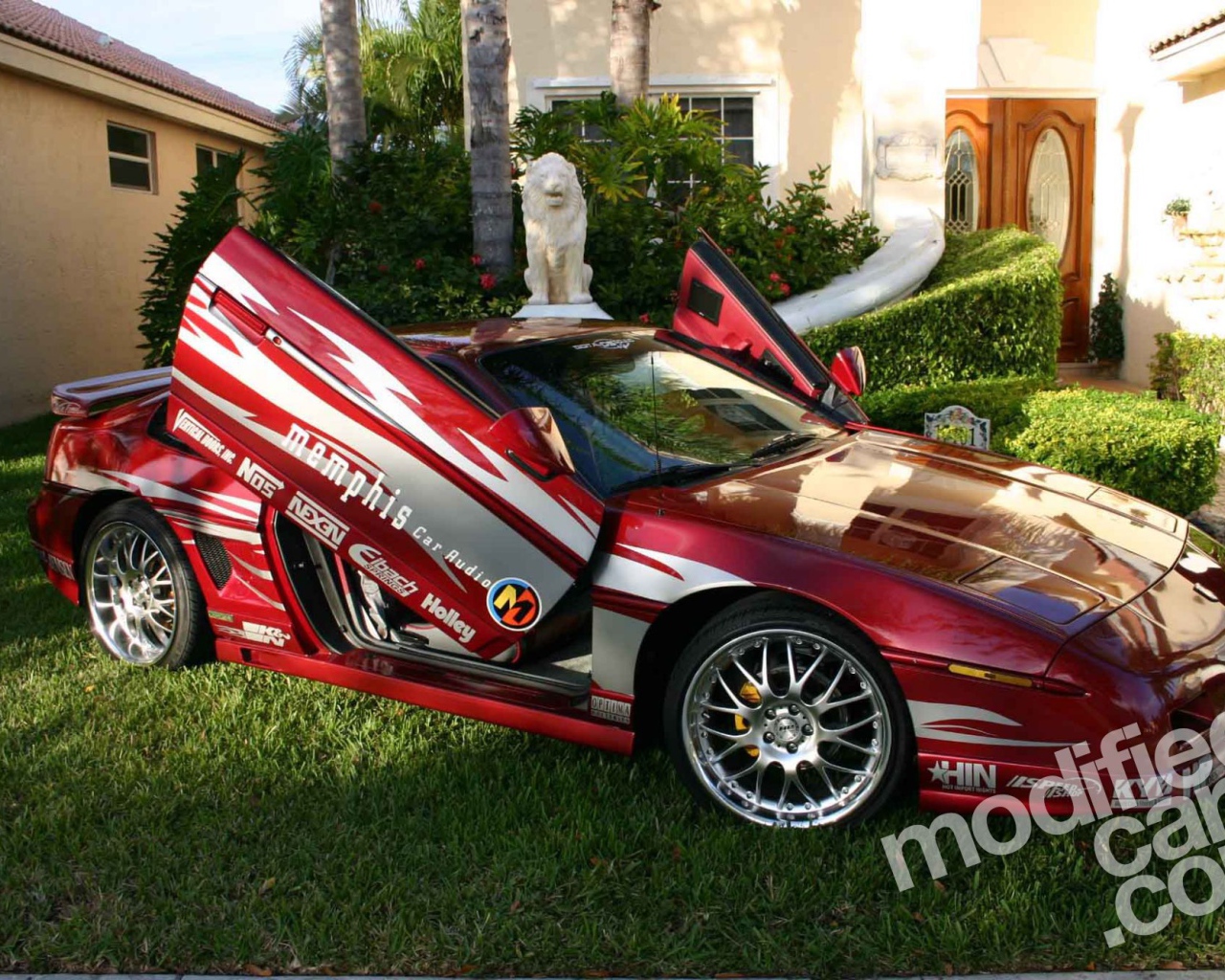 Красивый автомобиль Pontiac Fiero