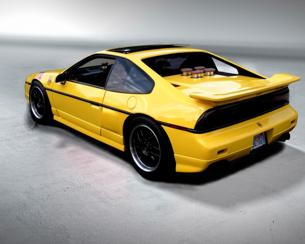 Красивый автомобиль Pontiac Fiero в Москве