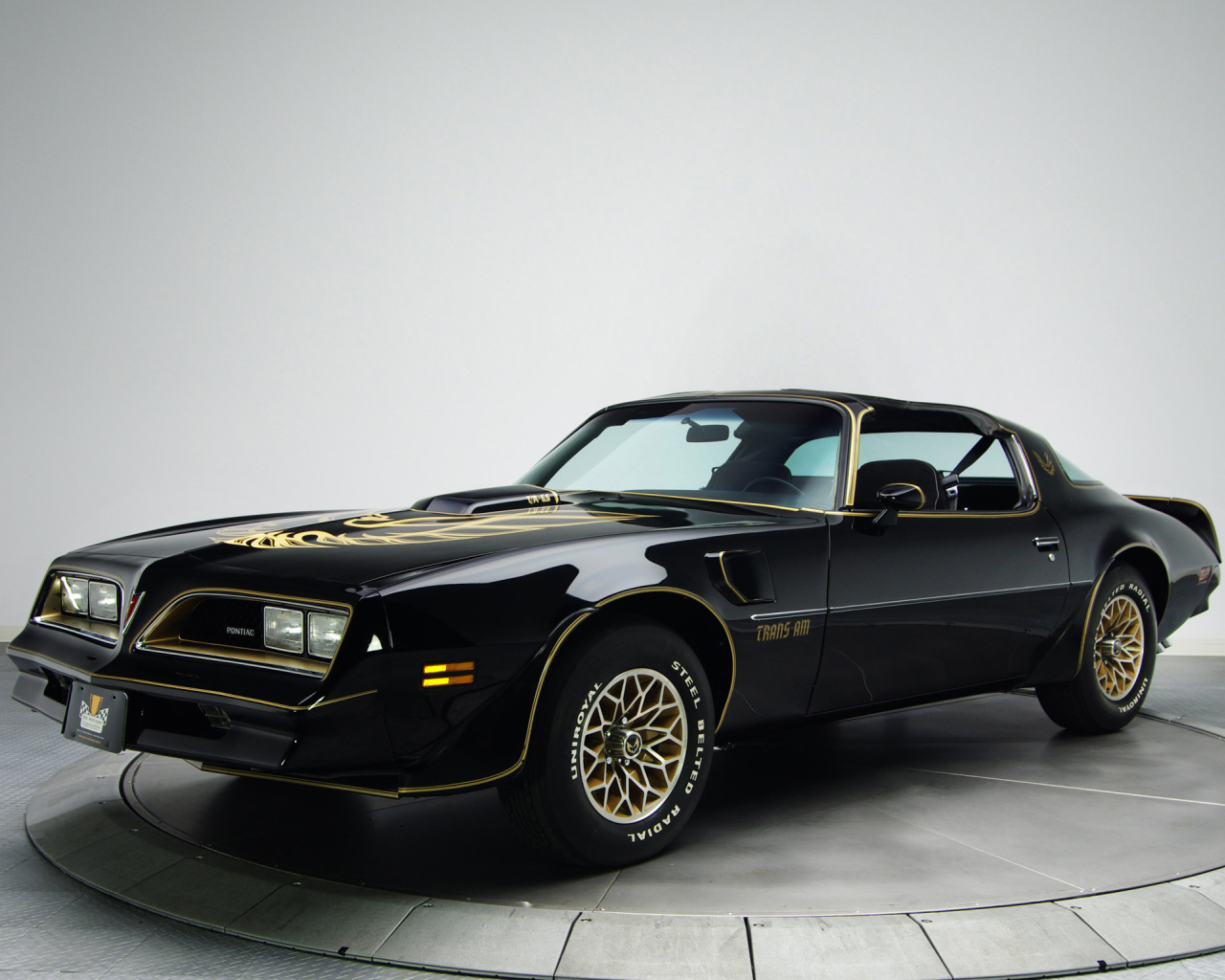 Красивый автомобиль Pontiac Firebird