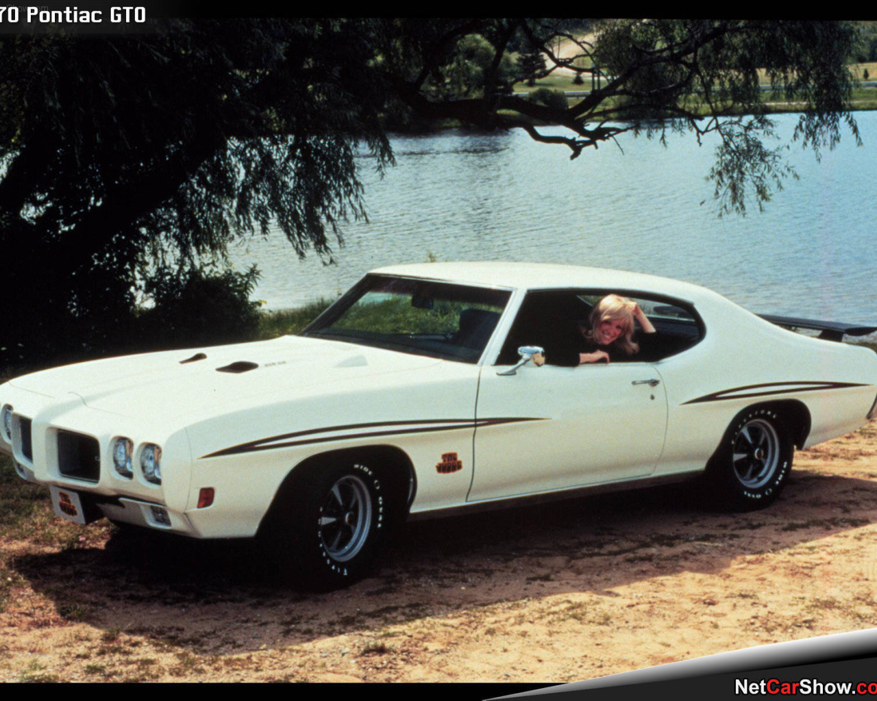 Красивый автомобиль Pontiac GTO 1969