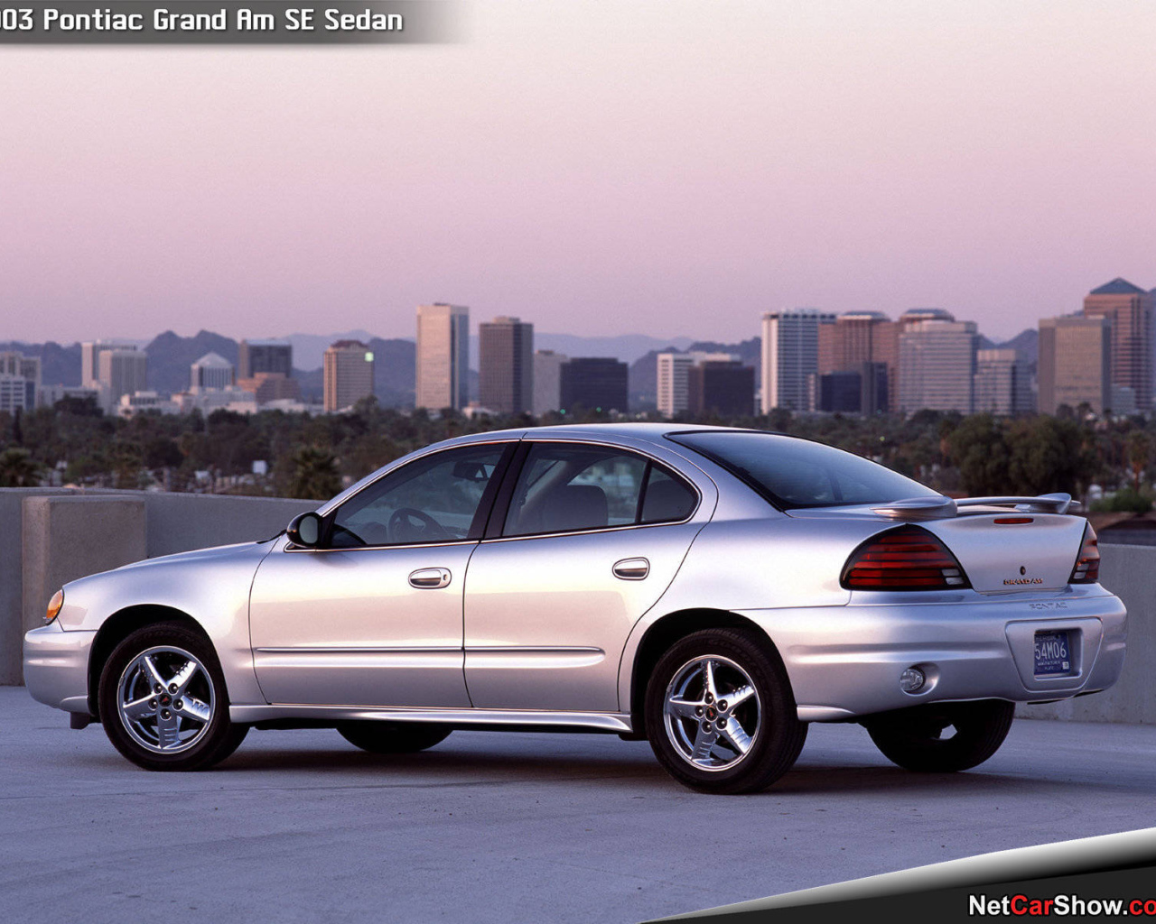 Красивый автомобиль Pontiac Grand Am