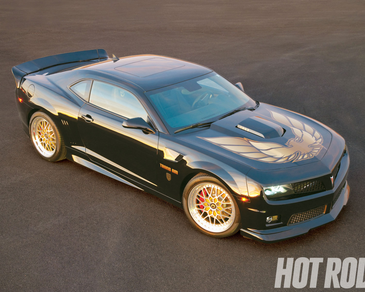 Красивый автомобиль Pontiac Trans Am в Москве