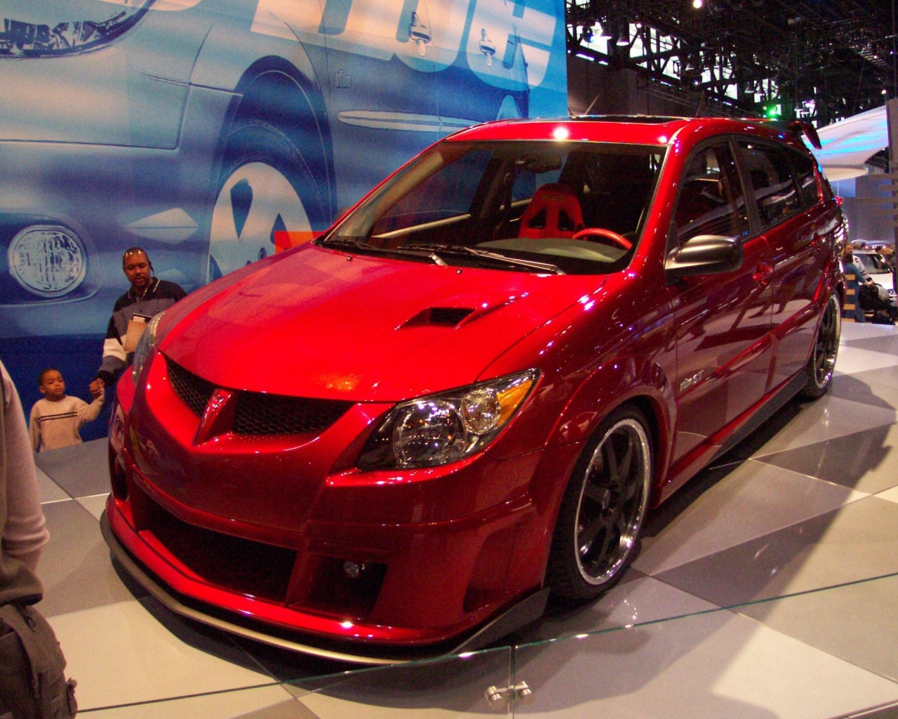 Красивый автомобиль Pontiac Vibe в Москве
