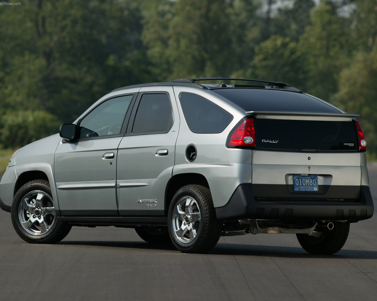 Автомобиль марки Pontiac модели Aztec