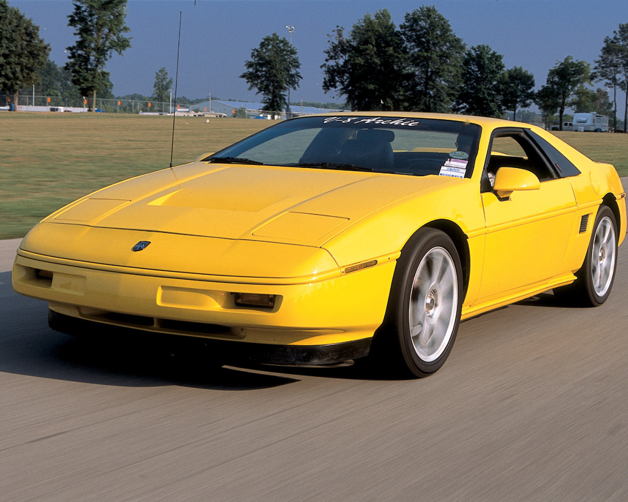 Автомобиль марки Pontiac модели Fiero