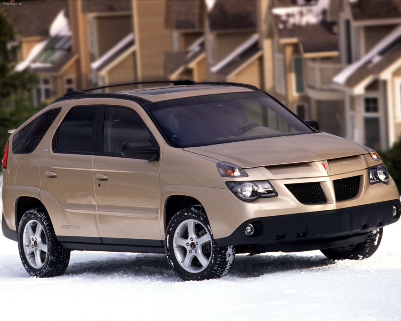 Автомобиль Pontiac Aztec на дороге