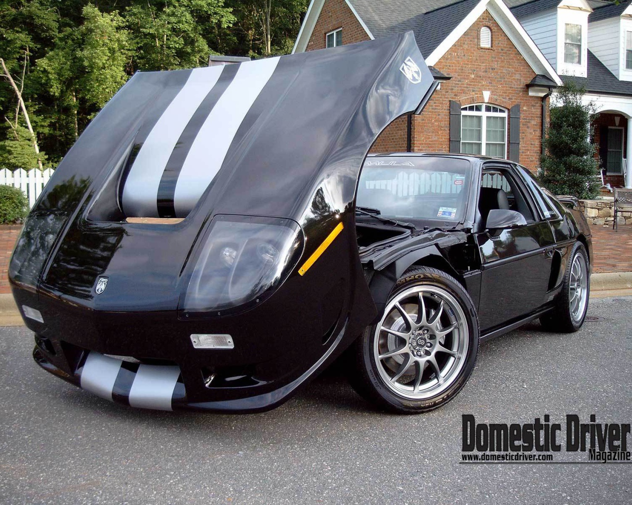 Автомобиль Pontiac Fiero на дороге