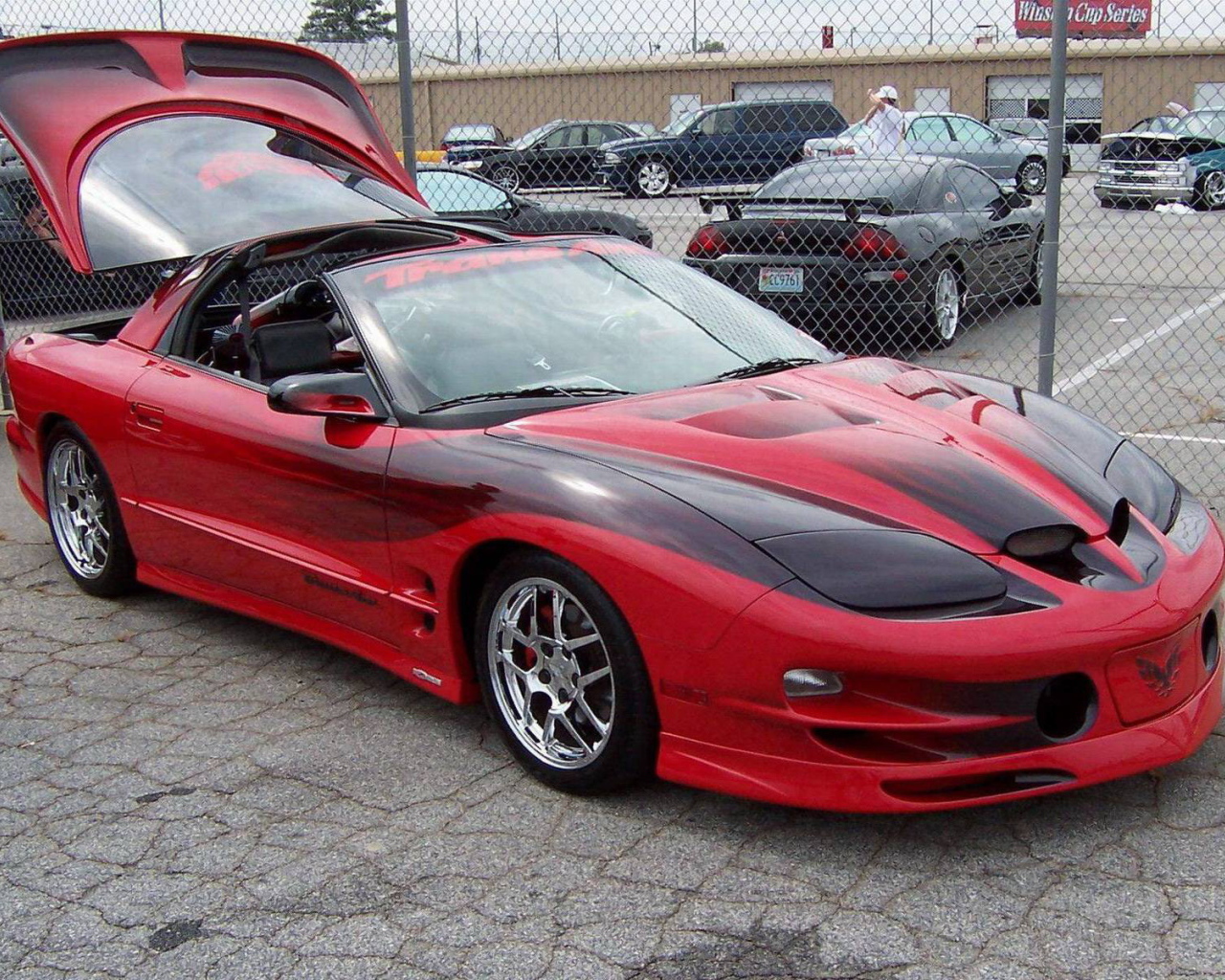 Автомобиль Pontiac Firebird на дороге