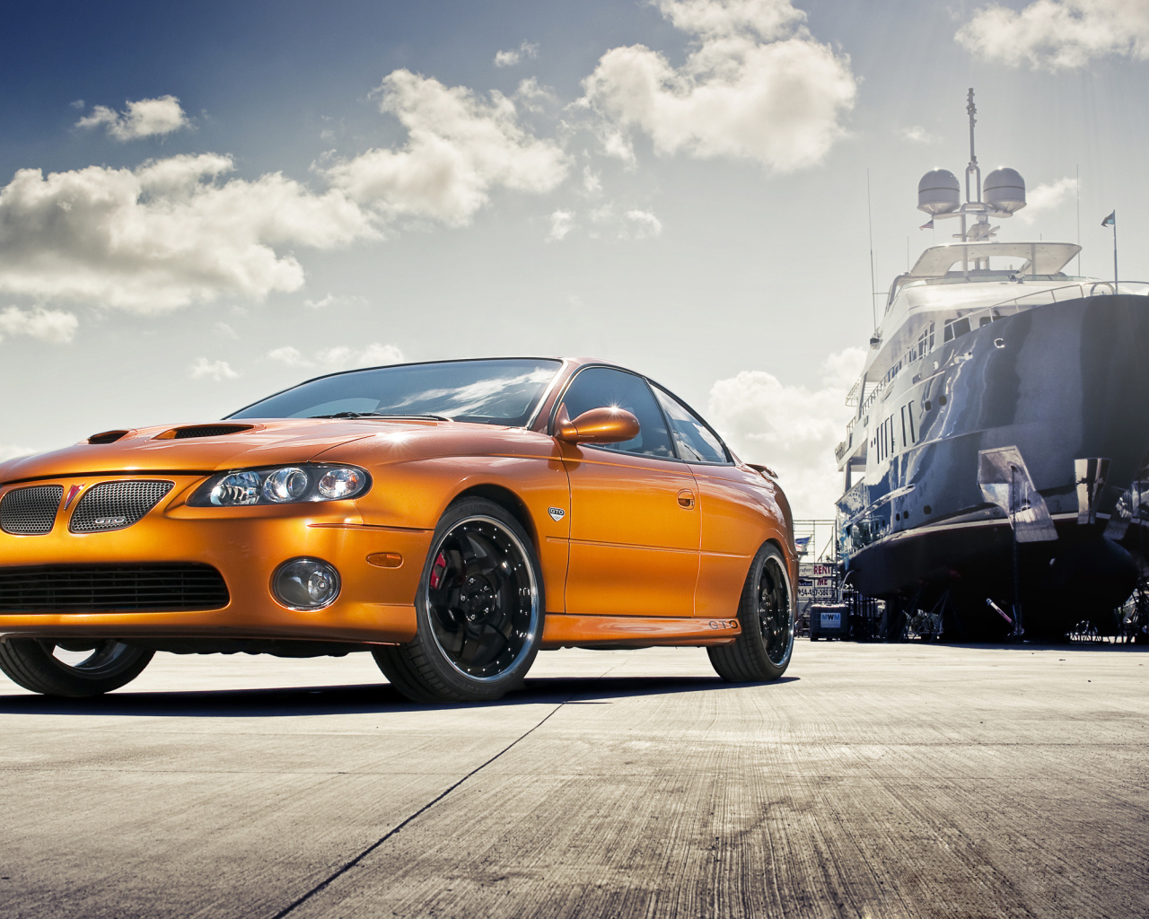 Автомобиль Pontiac GTO на дороге